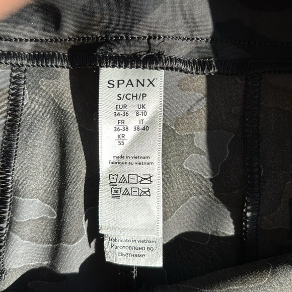 Spanx stretchy pull on shorts - Picture 3 of 4